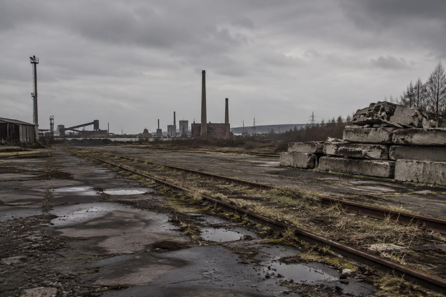Ancien faisceau ferroviaire industriel et terrain en friche avant requalification